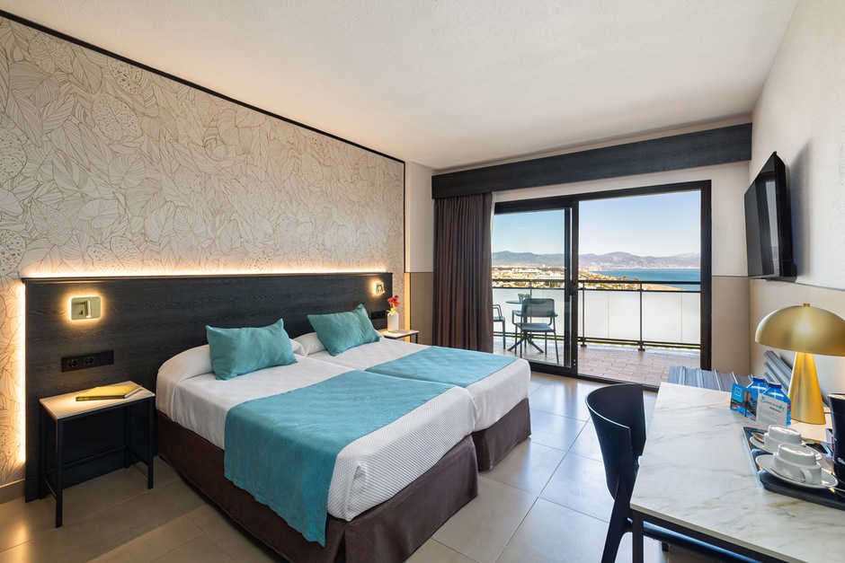 Chambre supérieure avec balcon avec vue latérale sur la mer