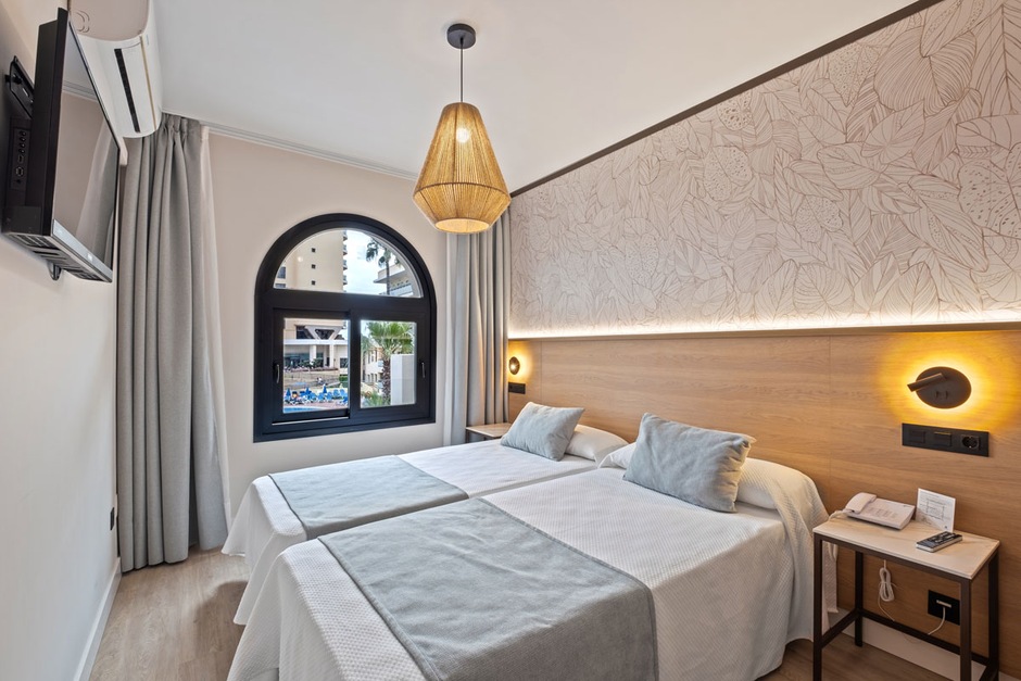 Suite Junior vue latérale piscine