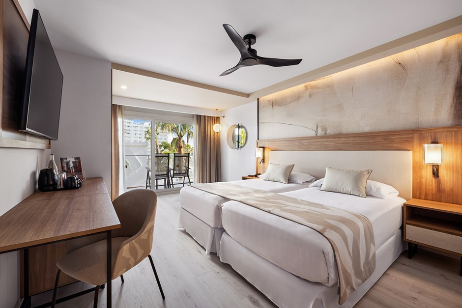 Chambre double vue latérale mer