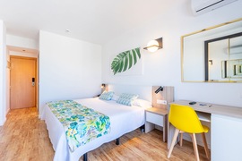 Chambre double sup&eacute;rieure vue piscine de l'h&ocirc;tel THB San Fermin, s&eacute;jour en Espagne, tui