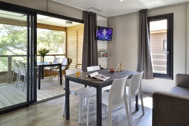 Salon du châlet Casane de la résidence & Hôtel U Livanti, séjour en Corse, tui