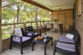 Terrasse du ch&acirc;let Casane de la r&eacute;sidence & H&ocirc;tel U Livanti, s&eacute;jour en Corse, tui
