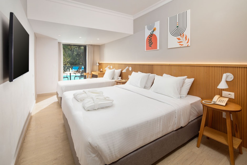 Chambre avec accès direct piscine