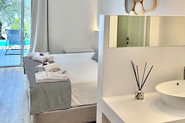 Junior suite avec piscine partag&eacute;e de l'h&ocirc;tel Mr & Mrs White Couples Retreat, s&eacute;jour &agrave; Corfou, Gr&egrave;ce, tui