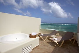 Suite Junior Penthouse de l'hôtel Akumal Bay Beach & Wellness Resort, séjour au Mexique, tui