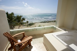 Suite Junior Penthouse de l'hôtel Akumal Bay Beach & Wellness Resort, séjour au Mexique, tui