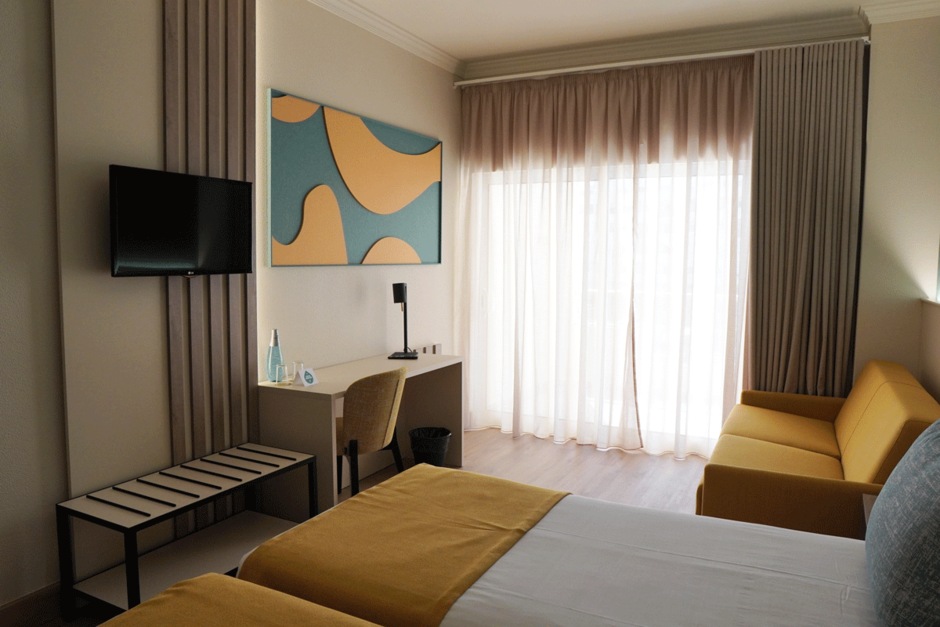 Chambre avec vue latérale sur la mer