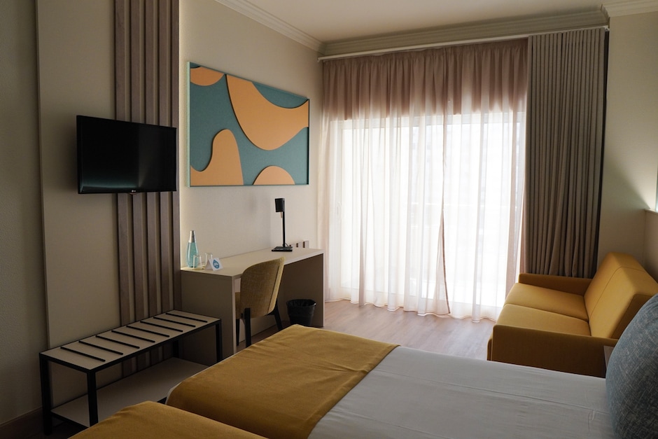 Chambre avec vue latérale sur la mer