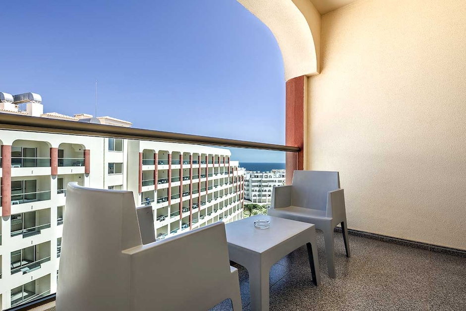 Chambre avec vue latérale sur la mer