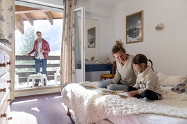 Chambre de l'h&ocirc;tel VVF Serre Chevalier, vacances dans les Alpes, France, TUI
