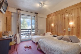 Chambre de l'h&ocirc;tel VVF Serre Chevalier, vacances dans les Alpes, France, TUI