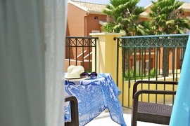 H&ocirc;tel Aqualand Resort, balcon du studio double, vacances en Gr&egrave;ce, Corfou, Tui