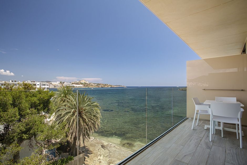 Chambre supérieure vue mer partielle