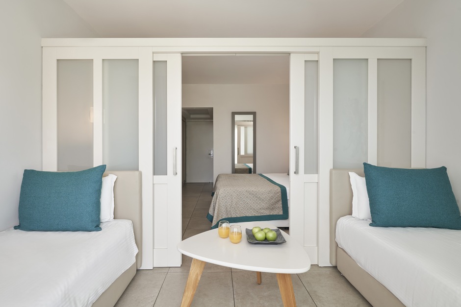 Chambre familiale vue piscine