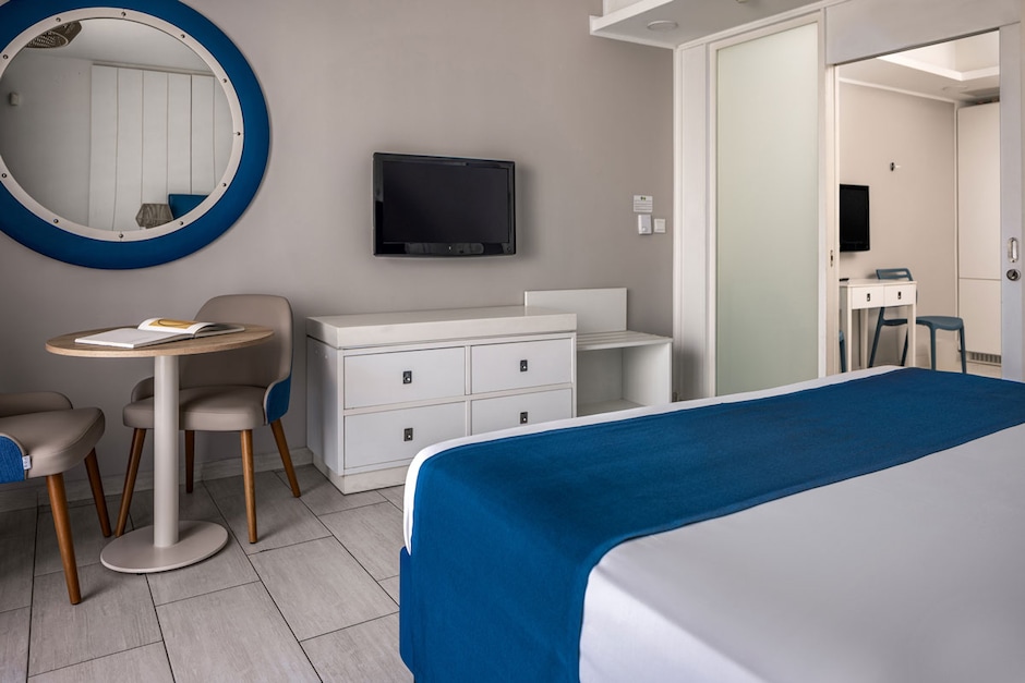 Chambre familiale vue piscine