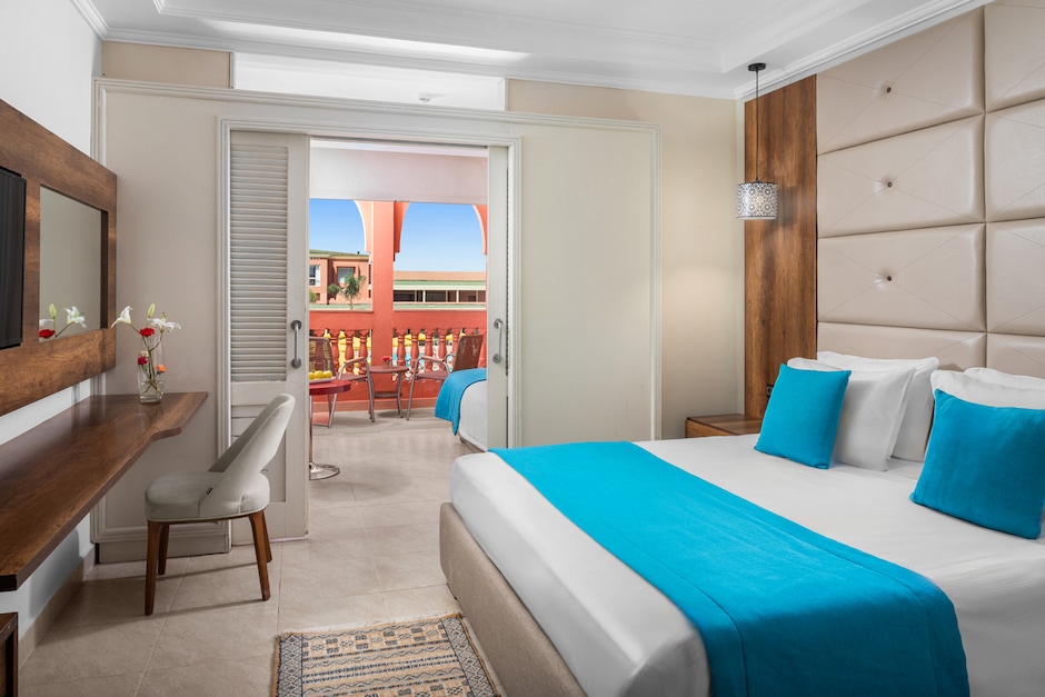 Chambre familiale vue piscine