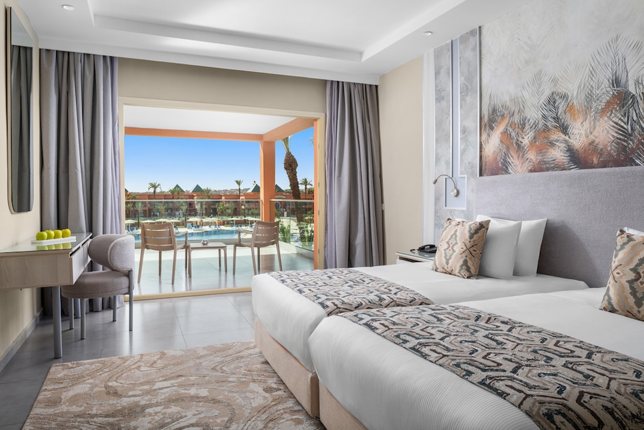 Chambre familiale vue piscine