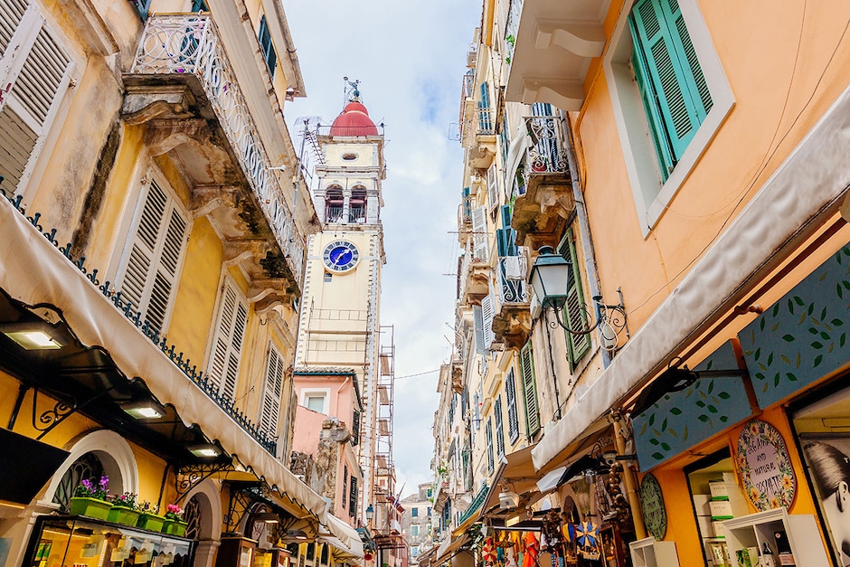 Les jardins du palais Achilléon et la ville de Corfou