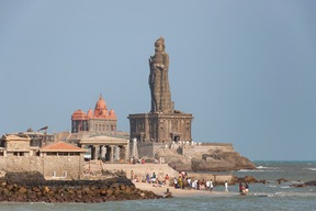 Statue Thiruvalluvart