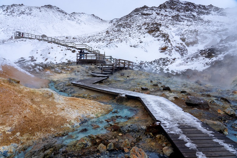 Chemin de seltun krysuvik coloré sur la péninsule de Reykjanes
