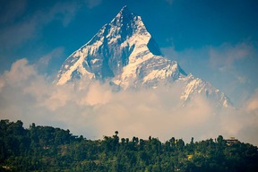 Vue magnifique sur l'Himalaya depuis la vallée de Pokhara