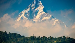 Vue magnifique sur l'Himalaya depuis la vallée de Pokhara