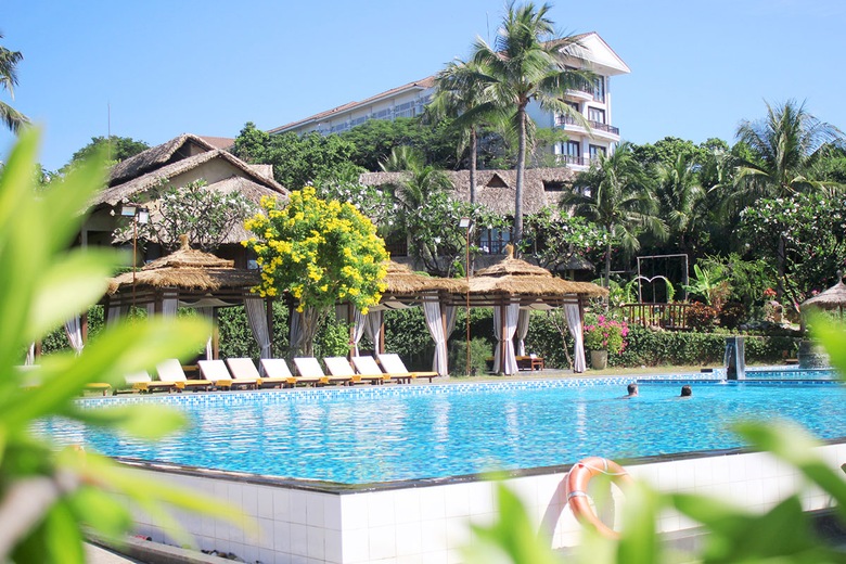 Piscine de l'hôtel Aroma beach resort 4*